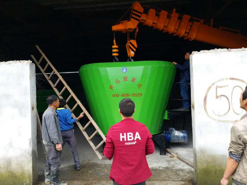 內(nèi)蒙古某公司購(gòu)買牽引式TMR攪拌機(jī) 內(nèi)蒙古某公司購(gòu)買牽引式TMR攪拌機(jī)